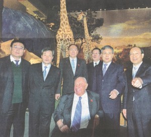 Guo Shuqing (second right), governor of Shandong province, meets with philanthropist Kenneth E. Behring at Shandong Provincial Museum.